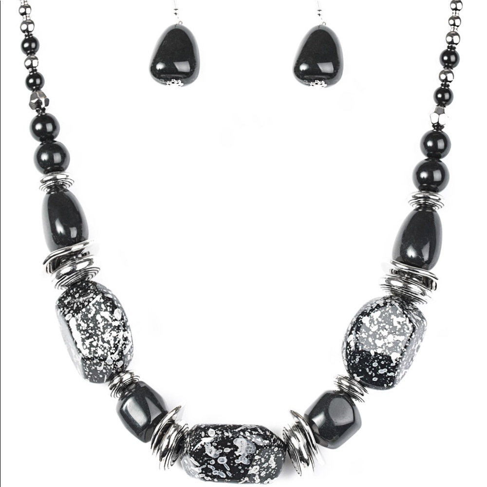 ⤵️PRICE! PAPARAZZI Glaze of Glory - Black